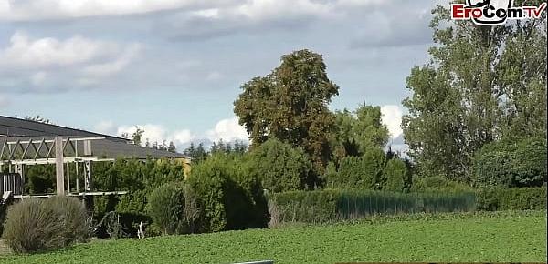 Deutsche dünne hausfrau mit kleinen titten fickt auf dem bauernhof